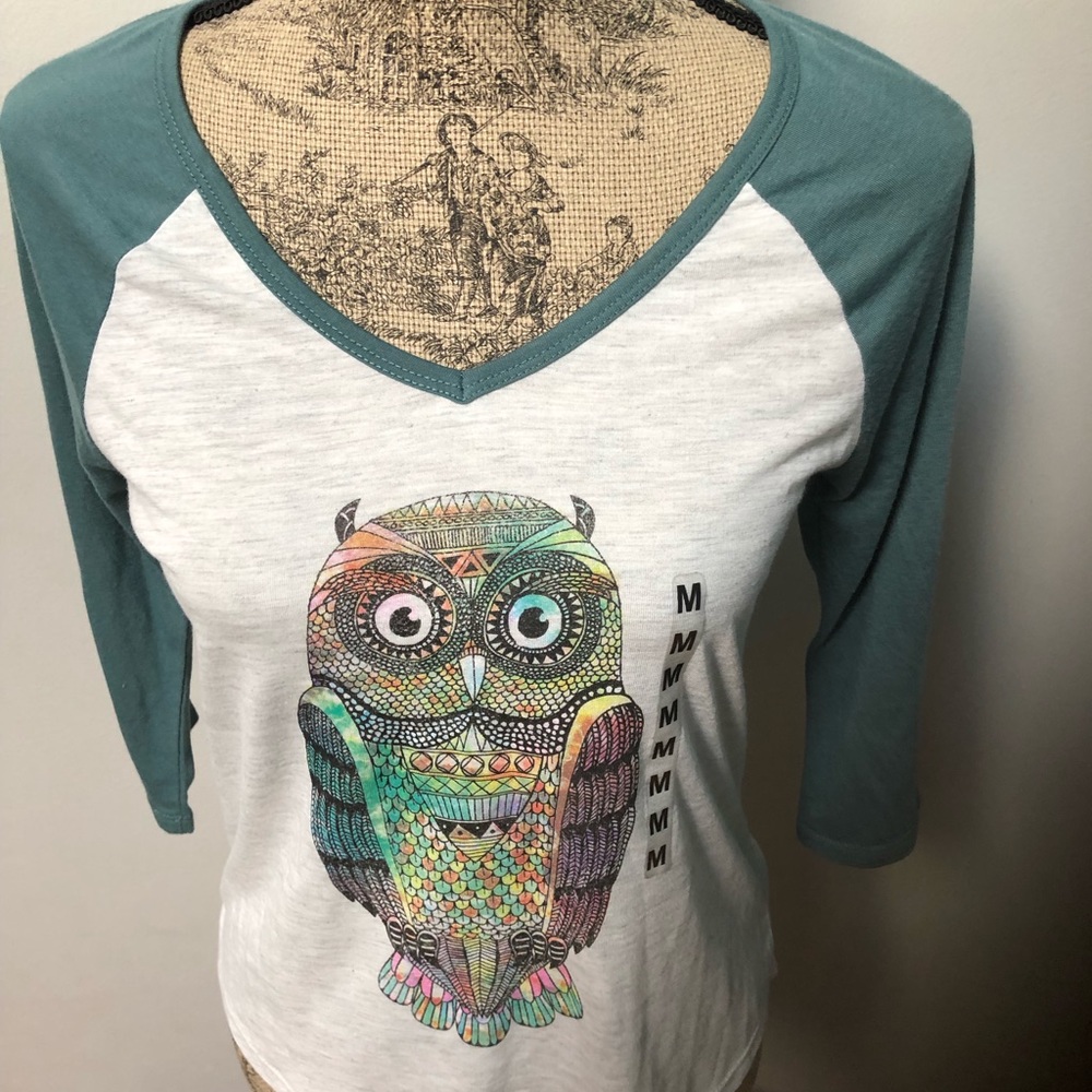 NWT Jrs Sz. M Owl V neck shirt